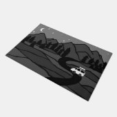 Vanlife in den Bergen Camper Monument Fußmatte (Schrägansicht)