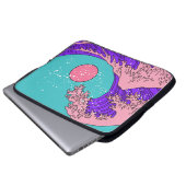 Vaporwave Great Wave: Stilvolle Ocean Art Laptopschutzhülle (Vorne Knopf)