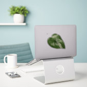 Variegated Monstera Sticker – Clear Cut Leaf (Laptop auf Schreibtisch)