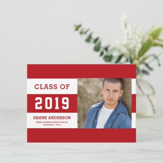 Varsity Letters Striped Grad Foto Ankündigung (Stehend Vorderseite)