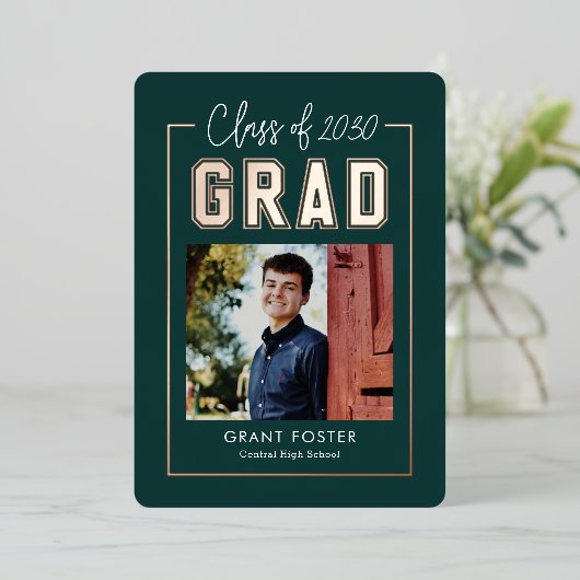 Varsity Priil Foil Abschluss EDITABLE FARBE Foil F Folieneinladung (Stehend vorne)