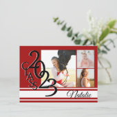 Varsity Red 2023 Abschluss Tri Foto Einladung (Stehend Vorderseite)