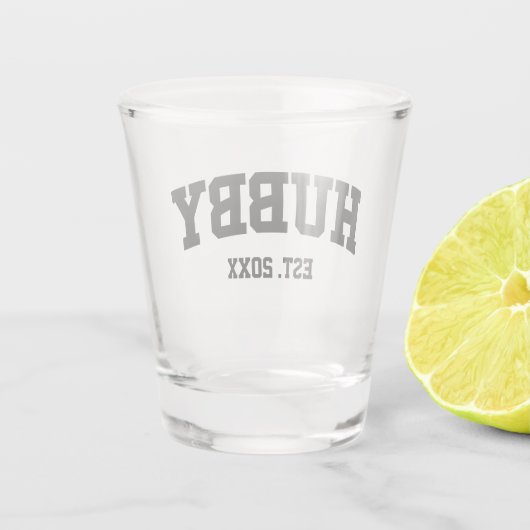 Varsity Style Hubby Est. Mindestjahreswert Minimal Schnapsglas (Rückseite)