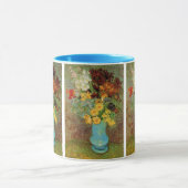 Vase mit Daisies und Anemones von Vincent van Gogh Tasse (Zentrum)
