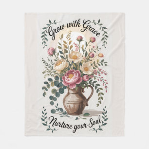 Vase mit Florals wachsen mit Grace Zitat Fleecedecke