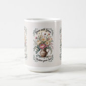 Vase mit Florals wachsen mit Grace Zitat Kaffeetasse (Mittel)