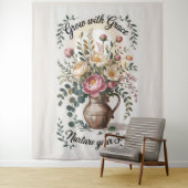 Vase mit Florals wachsen mit Grace Zitat Wandteppich (Beispiel)