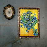 Vase mit Ire, Vincent Van Gogh Poster<br><div class="desc">Still Life: Vase with Irises Against a Yellow Background hebt sich als eines der bekanntesten Blumenbilder Vincent van Goghs aus dem Leben der Blumen hervor. Die Zeit, in der Van Gogh nur sehr wenige Stillleben produzierte, war während seines bleibe in Saint-Rémy. Vielleicht liegt das daran, dass die umliegende Landschaft von...</div>