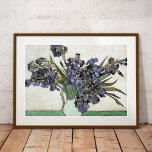 Vase mit Irises Vincent van Gogh Poster<br><div class="desc">Ein schönes Kunstposter des postimpressionistischen Gemäldes,  Vase with Irises (1890) von Vincent Van Gogh. Schöne blauviolette Töne in einer Vase vor weißem Hintergrund.</div>