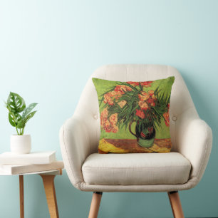Vase mit Oleander und Büchern von Vincent van Gogh Kissen