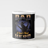 Vater A Sons erster Held Jumbo-Tasse (Rechts)