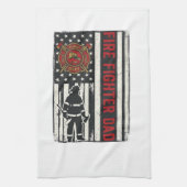Vater als Feuerwehrmann mit distressed Flagge Vekt Geschirrtuch (Vertikal)