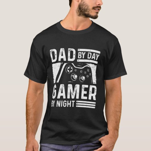 Vater by Day Gamer by Night Funny Pater Gaming Ges T-Shirt (Vorderseite)