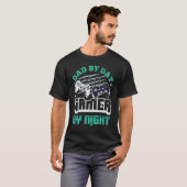 Vater by Day Gamer by Night Vateru2019s Day Daddy T-Shirt (Vorne ganz)
