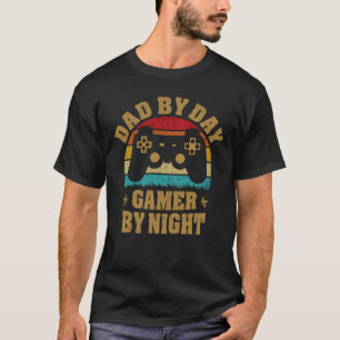 Vater by Day Gamer by Night Video Gamer gibt Gamin T-Shirt
