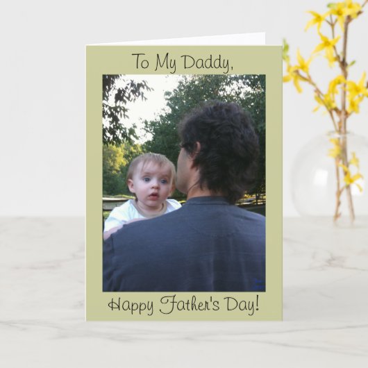 Vater, der die Kindertafel des Vaters hält Karte (Gelbe Blume)