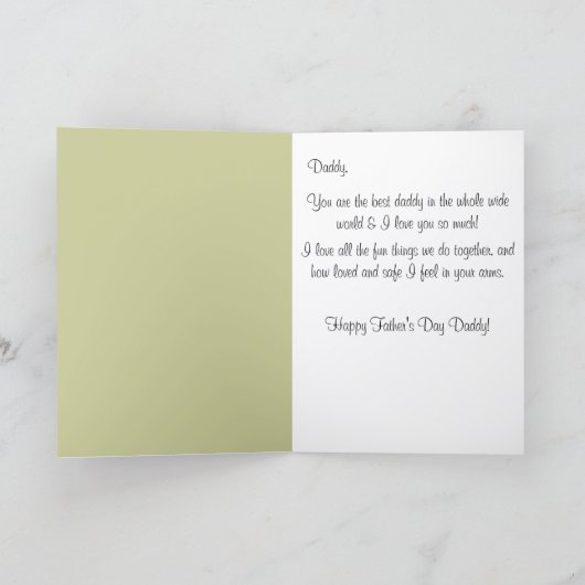 Vater, der die Kindertafel des Vaters hält Karte (Innenseite)