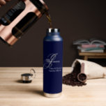 Vater der Groom Hochzeitsgeschenk Coole Monogramm Trinkflasche<br><div class="desc">Hochzeitsfeier Gift Vater des Groom Hochzeitsgeschenk Cool Monogram moderne Navy Blue Stainless Steel Wasser Flasche. Fügen Sie eine besondere Touch mit einem Dankeschön mit Monogramm Geschenk speziell für den Vater des Bräutigams hinzu. Klicken Sie auf diese Vorlage personalisieren, um sie mit dem ersten Monogramm Nachnamen, dem Familiennamen und dem Hochzeitdatum...</div>