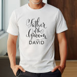 Vater der Groom Personalisierte Hochzeit T-Shirt<br><div class="desc">Das Shirt Wedding Vater of the Groom verfügt über moderne,  schwarz wirbelnde Kalligraphie-Schriften mit elegantem Vornamen,  die Sie personalisieren können. Sehen Sie sich unsere koordinierenden Brautparty-Designs an!</div>