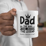 Vater Der Mann der Mythos der Legende 2x Foto Kaffeetasse<br><div class="desc">Überraschen Sie Papa mit dieser trendigen, modernen Kaffee-Tasse! Das Design bietet 2 Fotos Ihrer Wahl mit lustiger Typografie, die "Vater - Der Mann, Der Mythos, Die Legende" lautet. Sie können die Nachrichten und Namen auch so anpassen, dass sie für Sie persönlich sind. Das ist so ein tolles Geschenk für den...</div>