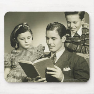 Vater, der zum Sohn liest Mousepad
