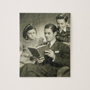 Vater, der zum Sohn liest Puzzle