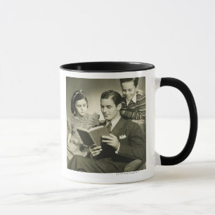 Vater, der zum Sohn liest Tasse