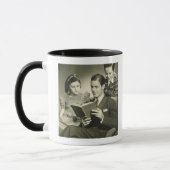 Vater, der zum Sohn liest Tasse (Links)