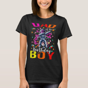 Vater des Geburtstagsthema "Junge Astronauten im W T-Shirt