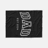 Vater Est. 2024 Daddy Expect Ba Fleecedecke (Vorderseite (Horizontal))