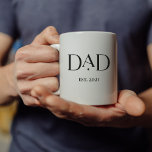 Vater Est. Datum mit Kindernamen | Moderner Text Kaffeetasse<br><div class="desc">Diese elegante,  moderne Schwarz-Weiß-Tasse mit fett-dekorativen Texten,  die "Vater",  mit einem Platz für Sie,  um das Jahr,  in dem er zum ersten Mal Vater geworden. Auf der anderen Seite der Tasse können Sie die Namen seiner Kinder für einen ganz besonderen Zweck auflisten.</div>