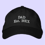 "Vater Est. JAHR" Modernes, Minimalistisches Cool  Bestickte Baseballkappe<br><div class="desc">Dieser coole Hut ist für deinen coolen Vater. "Vater Est. 20XX" liest den bestickten Text in fett gedruckter, moderner Typografie. Personalisieren Sie sich mit dem Jahr der Geburt des ersten Kindes, um das besondere Datum zu markieren, das er Vater wurde. Ein einfacher und zeitloser Look. Ein großartiges Geschenk für deinen...</div>