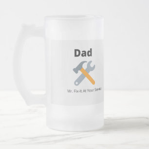 Vater Fix-It bei Ihrem Dienst, gedruckt auf einem Mattglas Bierglas
