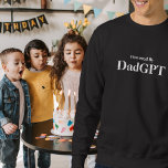 Vater Funny Birthday - Powered by DadGPT - Ai Joke Sweatshirt<br><div class="desc">Feiern Sie mit dem Sweatshirt "powered by DadGPT" die ultimative Papa-Energie! Ideal für Väter, die die Show mit scharfem Witz, unendlicher Weisheit und einem aufgeladenen Gefühl von Spaß führen, das von Intelligenz auf KI-Ebene inspiriert wird. Egal, ob Sie Familie, Arbeit jonglieren oder einfach nur den Papa erleben wollen, dieses Sweatshirt...</div>