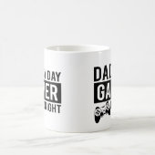 Vater für Tag Spielerin für Nacht Kaffeetasse (Mittel)