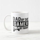 Vater für Tag Spielerin für Nacht Kaffeetasse (Links)