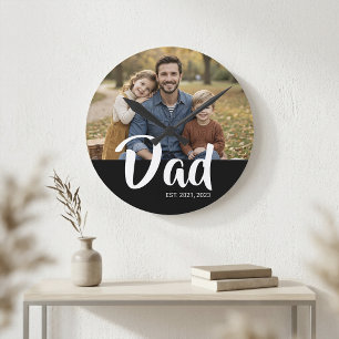 Vater hat modernes weißes Skript-Foto eingerichtet Runde Wanduhr