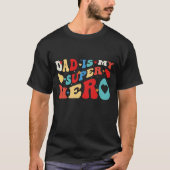 Vater ist mein Superheld - groovative Typografie i T-Shirt (Vorderseite)