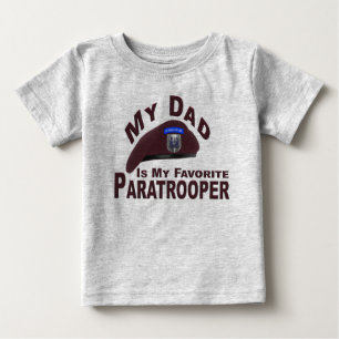 Vater ist My Favorite 82. Im Flugzeug Paratrooper Baby T-shirt