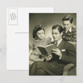 Vater liest auf Sohn Postkarte (Vorne/Hinten)