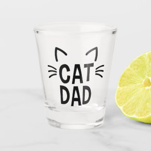 Vater mit Ohren und Whiskys Schnapsglas