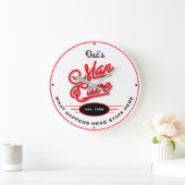 Vater oder beliebiger Name Man Höhle Retro Red Slo Große Wanduhr (Zuhause)
