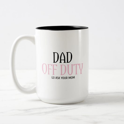 Vater Off Duty Go Frage Ihre Mama lustig Zweifarbige Tasse (Links)