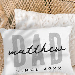 Vater seit 20XX Moderne, einfache Preppy Dekokissen<br><div class="desc">Dieses einfache und moderne Design besteht aus san-Serifentypografie.</div>