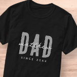 Vater Seit 20XX Modernes Elegantes Einfaches T-Shirt<br><div class="desc">Dieses einfache und moderne Design besteht aus san-Serifentypografie.</div>