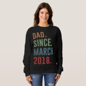 Vater seit März 2018 Sweatshirt (Vorne ganz)