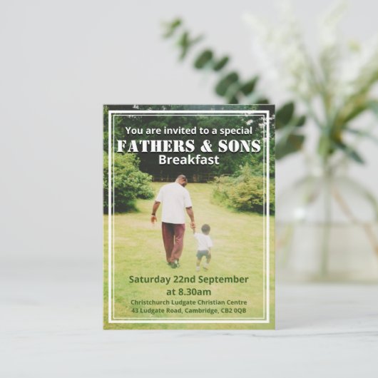 VATER & SONS FRÜHSTÜCK Personalisiert Einladungspostkarte (Stehend Vorderseite)