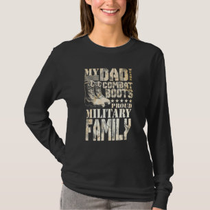 Vater trägt Kampfstiefel für eine militärische Fam T-Shirt