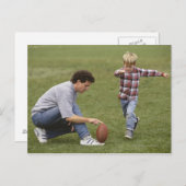 Vater und Sohn (4-6) spielen American Football Postkarte (Vorne/Hinten)