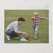 Vater und Sohn (4-6) spielen American Football Postkarte (Vorderseite)